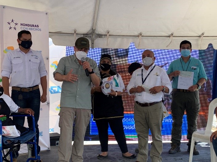 Entrega de financiamiento a los productores por parte del presidente Juan Orlando Hernández. 